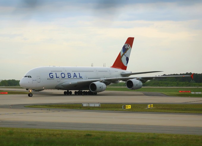 Der Airbus A380 von Global Airlines am 2. Mai in Berlin: Der Superjumbo ...