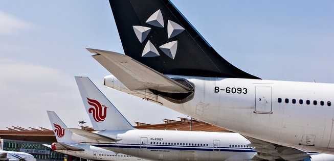 Heckflossen mit den Logos von Star Alliance und Air China: 17 Mitglieder der Allianz bedienen den Beijing Capital International Airport.