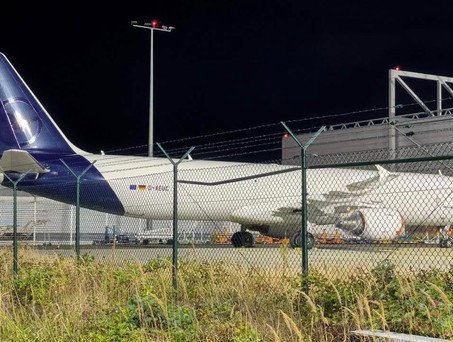 Die D-AEUC am Flughafen Frankfurt: Der Airbus A321 P2F hat seine Lufthansa-Insignien verloren.