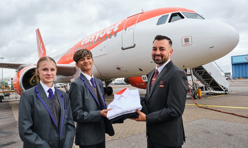 Easyjet-Uniformen werden zu Schuluniformen: Die Airline kann sich vorstellen das Konzept auf ganz Großbritannien auszuweiten.