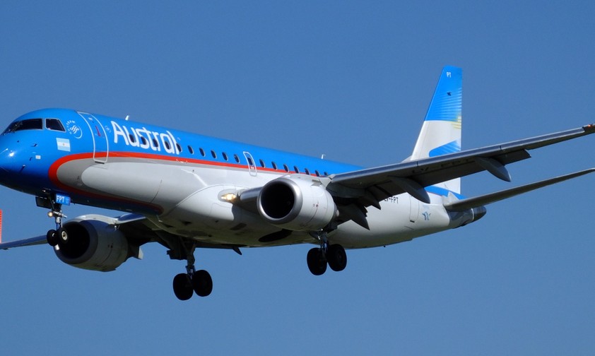 Embraer E190 in Austral livery