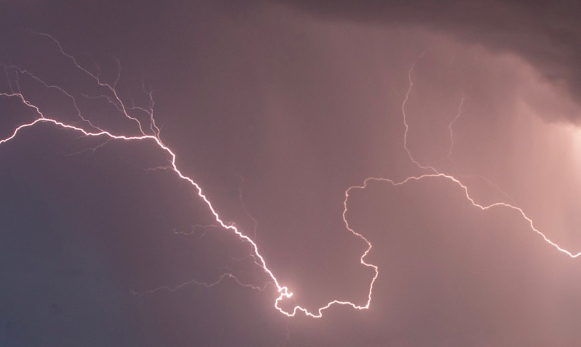 Blitze: Mache eine sichere Arbeit auf dem Vorfeld unmöglich.