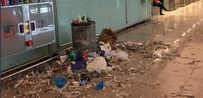 Das führte zu Haufen von Abfall um die Eimer herum.