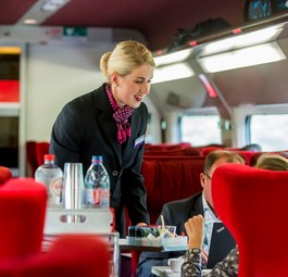 Rot statt blau: KLM-Passagiere zwischen Brüssel und Amsterdam fahren bald vermehrt in Thalys-Zügen.