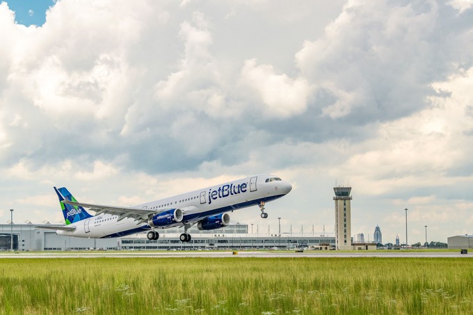 Jetblue hat 85 A321 Neo bestellt und erst einen davon geliefert bekommen. Zudem hat sie 70 A220-300 geordert und noch keinen erhalten.