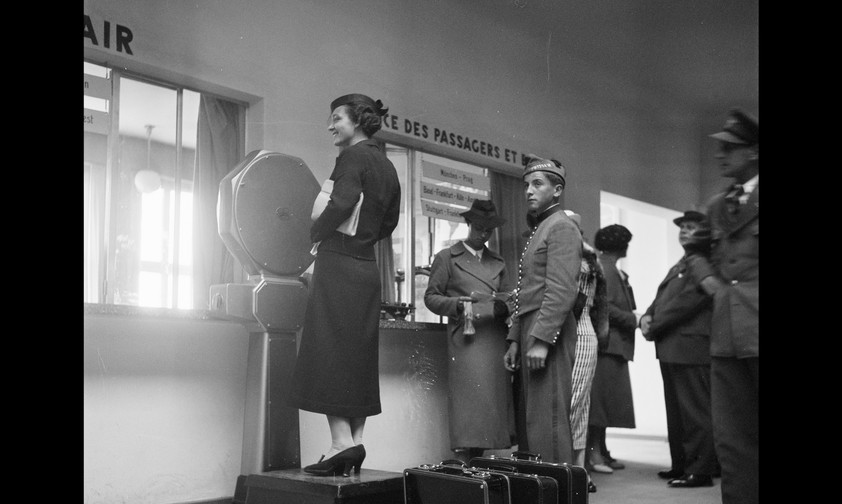 Swissair-Passagierin am Flughafen Dübendorf in den Dreißigerjahren: Gewogen wurde früher immer.