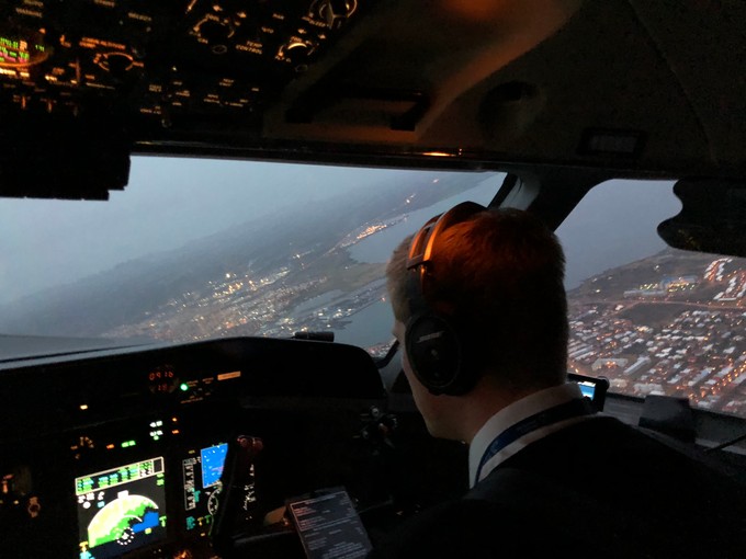 Ein Blick aus dem Cockpit auf Reykjavík kurz nach dem Start.