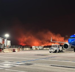 Ita-Airways-Jet am Airport Palermo, im Hintergrund Flammen: Betrieb wurde ausgesetzt.