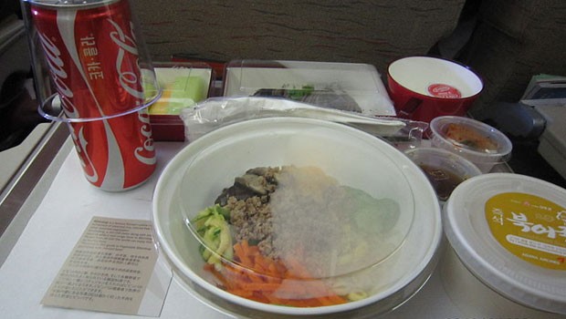 Asiana Airlines stammt aus Südkorea. An Bord gibt es koreanische Nudeln, würzige Suppen, japanisch inspirierte Gerichte und frische Salate.