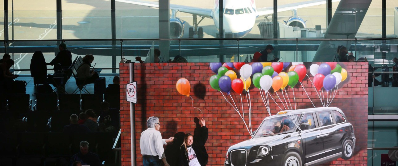 «Floating Taxi» von Rogue One im Terminal 5 des London-Heathrow Airport: Der Künstler malte das Werk zuerst auf einer Gebäudewand in Glasgow.