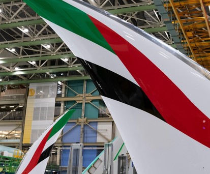 Klappbare Flügelspitze einer Boeing 777X von Emirates: Die Airline möchte in Deutschland ausbauen, kann aber nicht.