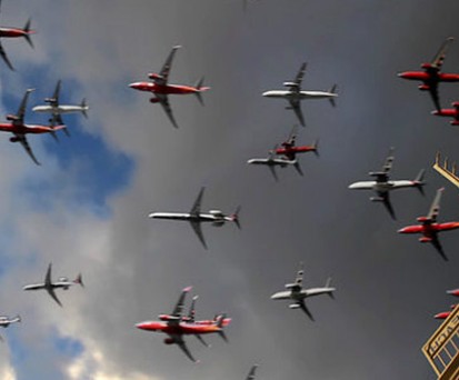 Der Flugzeugschwarm beim Start