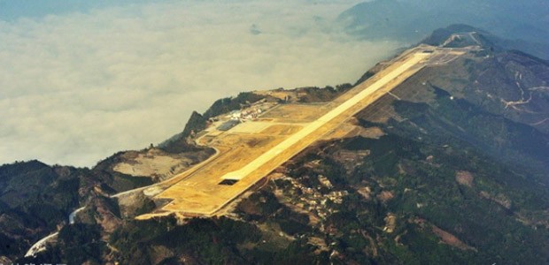 Der neue Flughafen Hechi: Zum Bau wurden Hügel abrasiert.