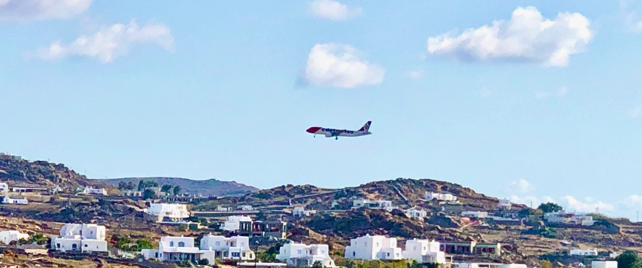 Flugzeug im Anflug auf Mykonos: Im Sommer ist hier besonders viel los. 