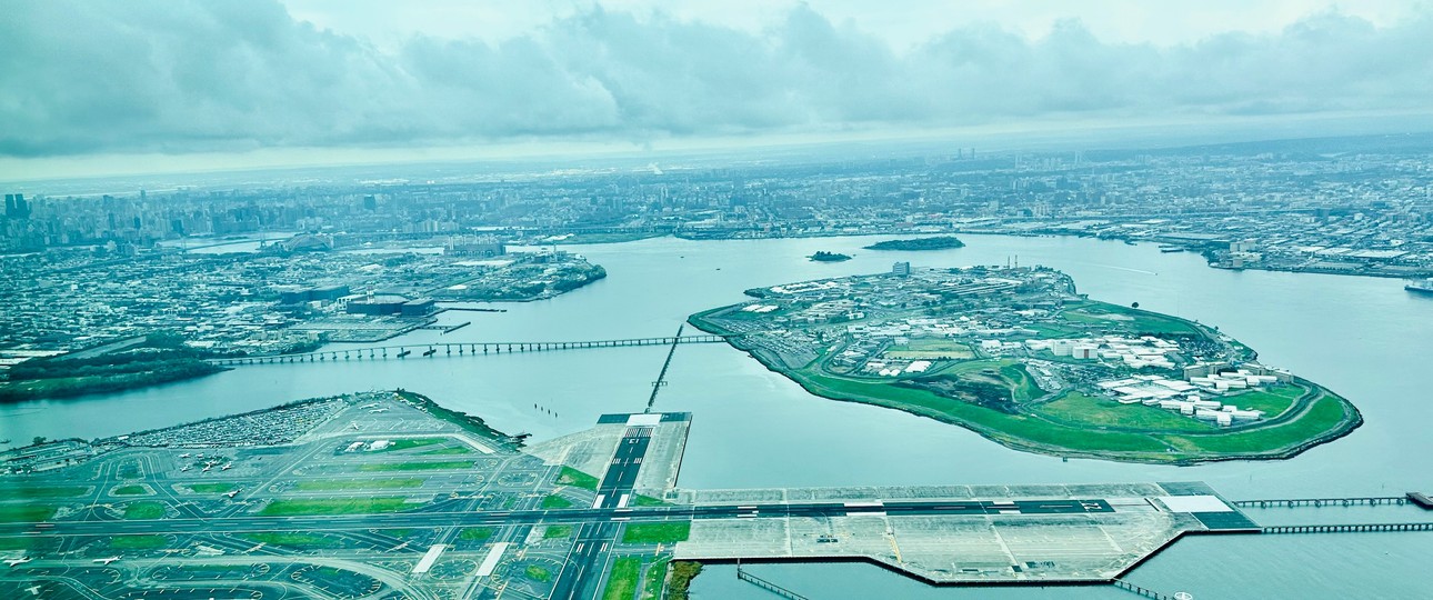 Luftraum über New York, hier beim Anflug auf den Airport LaGuardia: Viel Verkehr.