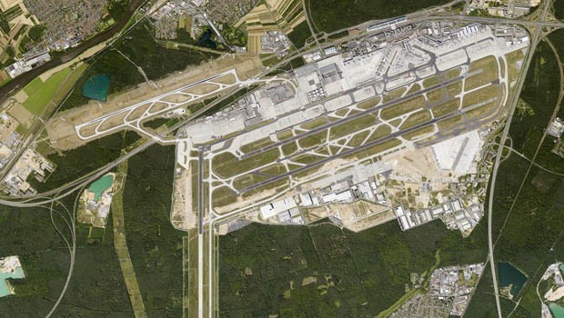 Der Flughafen Frankfurt braucht mehr Platz für Passagiere. Deshalb baut er das neue Terminal 3. Es liegt im Süden des Airports, hauptsächlich auf dem Gelände der 2005 geschlossenen amerikanischen Luftwaffenbasis Rhein-Main Air Base.