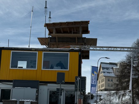 Temporärer Tower in Davos: Außen schlicht, innen hoch spezialisiert.