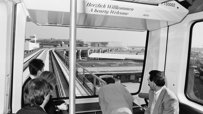 Ein Publikumsmagnet war bei der Eröffnung die Skyline-Bahn, die Terminal 2 mit Terminal 1 verband.