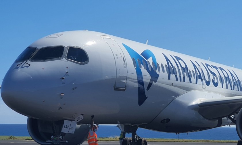 Ein Airbus A220 von Air Austral: Die Triebwerksreparatur gestaltet sich als schwierig.