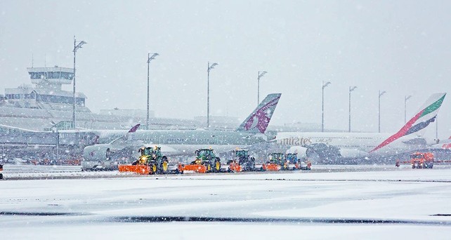 Schnee am Flughafen München: Hunderte Flüge mussten am ersten Dezemberwochenende gestrichen werden.