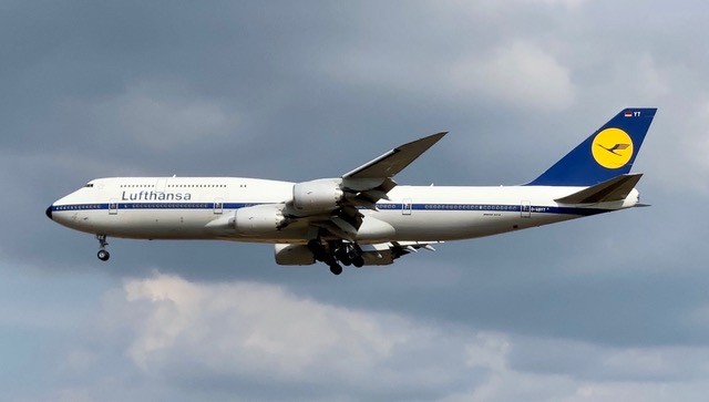 Die Boeing 747-8 voin Lufthansa in Retro-Bemalung.