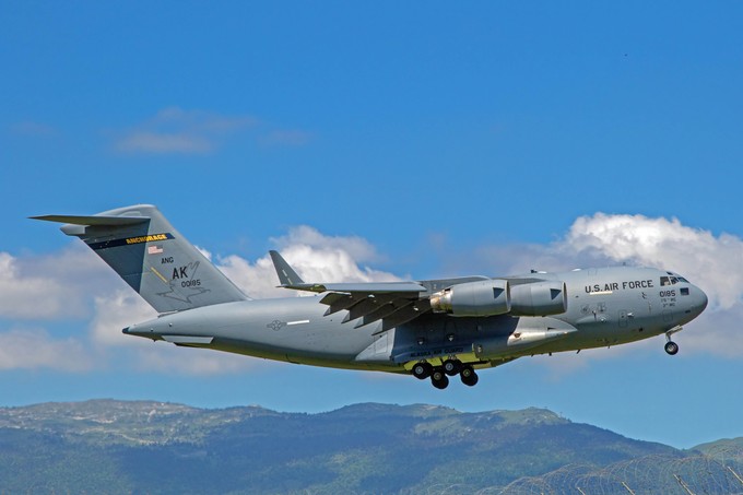 Sie ist ein multifunktionales vierstrahliges Militärtransportflugzeug.