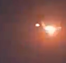 Aufnahme der Boeing 737 über Kathmandu: Feuer bei Vogelschlag.