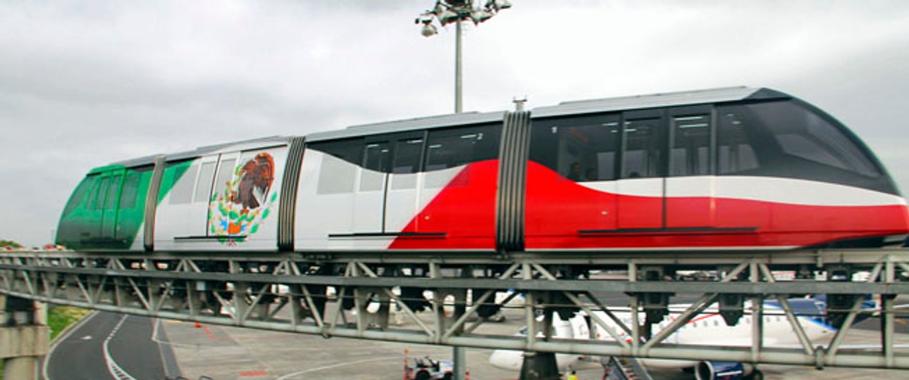 Verbindungszug am Flughafen Mexico City: In der Hauptstadt gibt es weiterhin Beschränkungen.