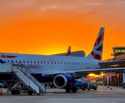 Eine British-Airways-Embraer am Flughafen London City: Die Tochter Cityflyer muss Strafe zahlen, wenn sie weiterhin zu früh landet.