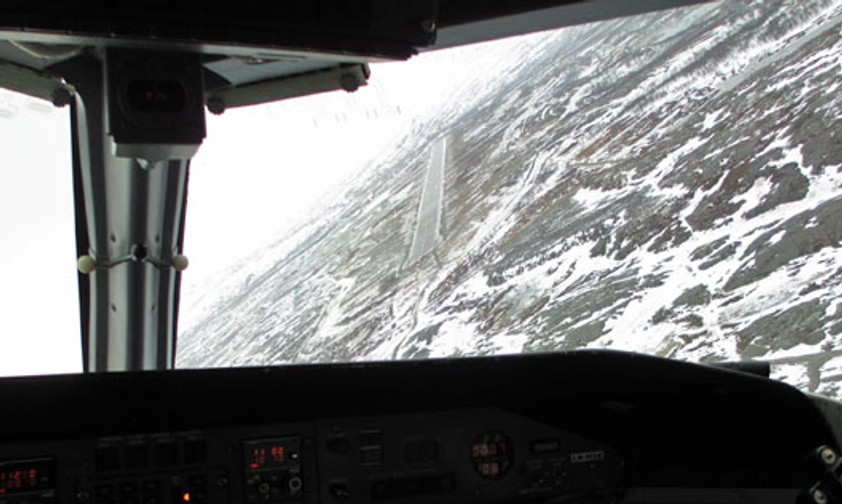 <div class="page" title="Page 6">
<div class="layoutArea">
<div class="column">

Die Dash 8 dreht kurz vor der Landung auf die Pistenachse in Kirkenes ein.

</div>
</div>
</div>