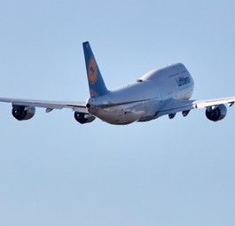 Lufthansas Boeing 747-8 mit dem Kennzeichen D-ABYO (Archivbild): Sitzt aktuell in Brazzaville fest.