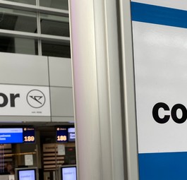 Condor-Schalter und -Schild: Kostenfreier Vorabend-Check-in dank Abo.