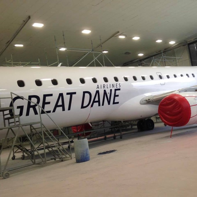 Die Embraer E190 in der Lackierhalle.