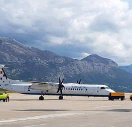 Flugzeug am Dubrovnik Airport: Zurzeit wird an den Pisten gearbeitet.