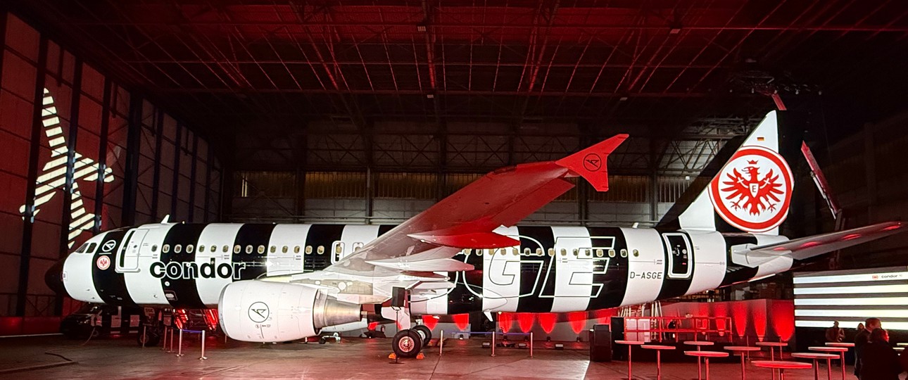 Airbus A320 von Condor: Der Airbus A320 trägt neu die Kennung D-ASGE und kommt ganz im Look von Eintracht Frankfurt daher.
