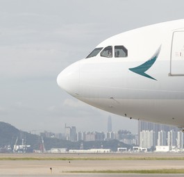 Jet von Cathay Pacific: Mancher könnte am Boden schneller sein.