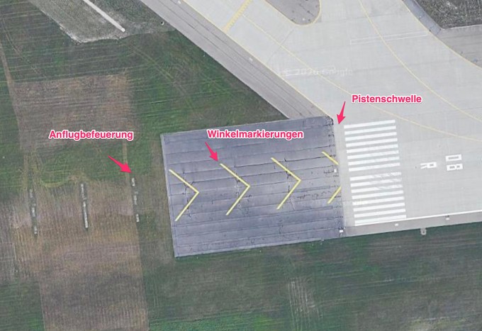 Das Ende von Piste 26 L in München: Die Boeing 787 rollte wohl bis zur den ersten Leuchten der Anflugbefuerung.