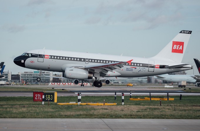 Schlichter, klassischer und sehr eleganter Look: Der Airbus A319 mit dem Kennzeichen G-EUPJ ...