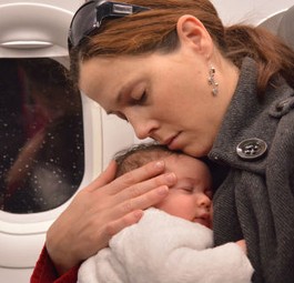 Diese Mutter reist mit ihrem frischgeborenen Säugling: Babys als Sitznachbarn zu haben, kann anstrengend sein.