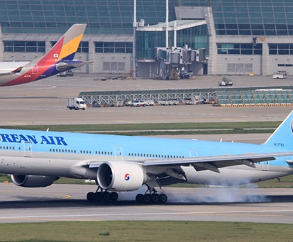 Boeing 777-300 von Korean Air, dahinter ein Jet von Asiana: Bald in einem Terminal.
