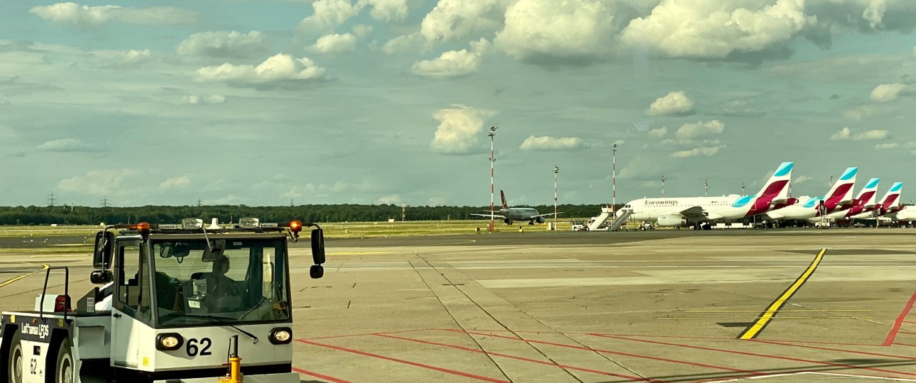 Fahrzeug von LEOS am Flughafen Düsseldorf: Könnte durch den Streik stillstehen.