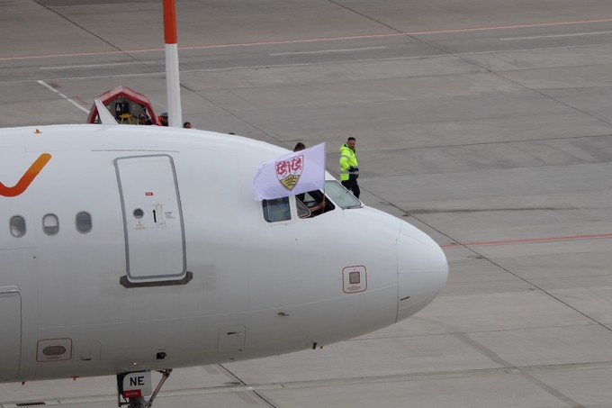 Aus dem Cockpit wurde die VfB-Fahne geschwenkt.