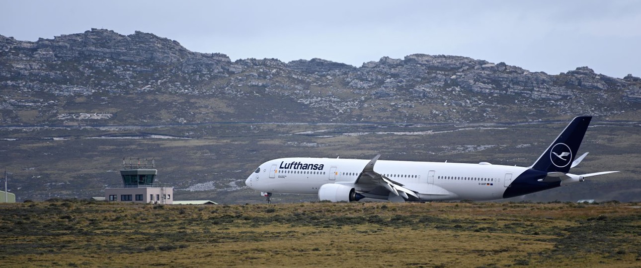 und der A350 setzte auf Piste 28 des internationalen Flughafens der Falklandinseln auf.