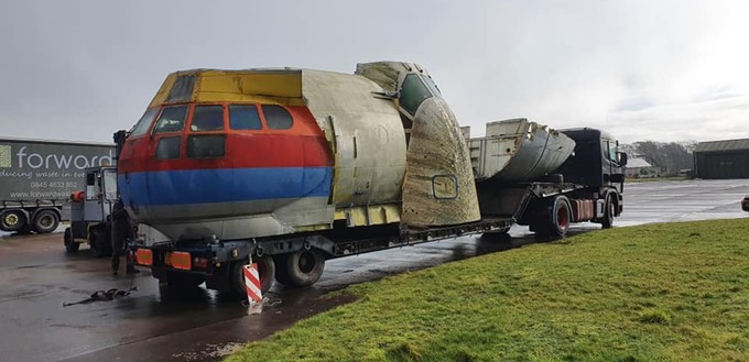 Transport der vorderen Teile von Super Guppy und Boeing 747.