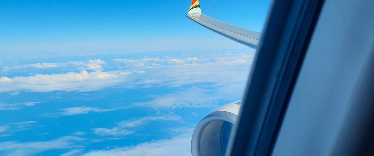 Blick aus dem Fenster eines Jets von Air Belgium: Die Airline hat schon wieder Schwierigkeiten.