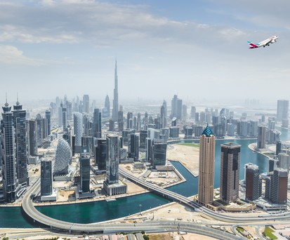 Eurowings-Jet über Dubai (Montage): Bald öfter zu sehen.