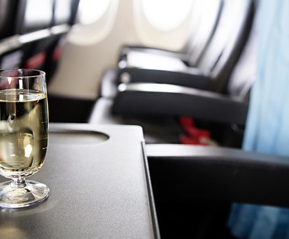 Drink im Flugzeug: Vor Abflug bleibt in den USA dafür weniger Zeit.