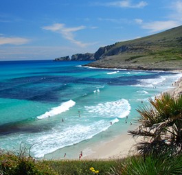 Strand auf Ibiza: Im Winter nur via Spanien erreichbar.