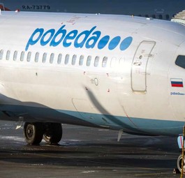 Eine Boeing 737 von Pobeda: Ein Pilot soll absichtlich langsamer geflogen sein, um sein Gehalt aufzubessern.