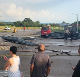 Teile des Flughafendachs auf dem Parkplatz: Banja Luka musste schließen.
